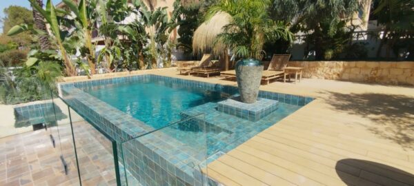 CERAMICS IN SUMMER – TILE OF SPAIN REPORTS ON THE TRENDS 9 Alttoglass Cobsa Borneo Alicante 2 600x270 1